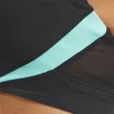 Top deportivo Reebok de soporte medio, confeccionado en tela Nylux con diseño de espalda nadadora. Presenta un color negro predominante con detalles en color menta en los laterales y copas internas para mayor soporte.