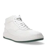 Championes de estilo bota Democrata modelo Jhon, color blanco con suela de goma en tono verde oscuro. Presentan diseño de caña media, cierre con cordones y detalles de costuras decorativas y perforaciones laterales.