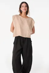 Blusa de lino color verde militar, con escote redondo amplio, mangas cortas estilo japonés y corte recto holgado.