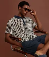 Bermuda masculina de corte recto, color rojo, con cintura elástica y cordón de ajuste. Cuenta con bolsillos laterales y traseros, confeccionada en una mezcla de algodón y lino.