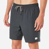 Short de baño negro con cintura elástica ajustable con cordón, largo a la rodilla y detalle de una línea vertical blanca en el lateral.