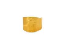 Brazalete ancho de metal dorado con diseño rígido, ondulado y escultural, de acabado pulido y asimétrico.