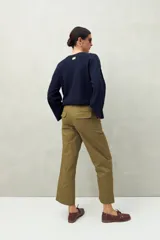 Pantalón negro de algodón con calce recto y relajado, tiro medio/alto, bolsillos de parche en la parte delantera y puños anchos.