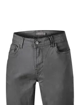 Pantalón de jean gris de corte regular fit, con diseño de cinco bolsillos y cierre frontal con botón y cremallera.