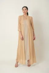 Túnica larga color beige de gasa de seda natural con borde en paillettes y mangas 3/4.