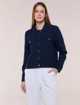 Camperita corta azul marino de corte recto y confección liviana en tejido crepé, con cuello camisero, cierre frontal de botones metálicos dorados y bolsillos con solapa en el pecho.