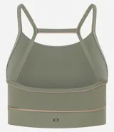Top deportivo de microfibra en color violeta con detalles de friso en tono arena. Presenta un diseño de escote redondo, breteles finos y una banda inferior elástica que proporciona mayor sujeción. Incluye copas removibles para mayor comodidad.