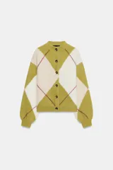 Chaqueta de punto con diseño de rombos en tonos verde oliva y crema, con cuello redondo, cierre frontal de botones y mangas largas con puños ajustados.