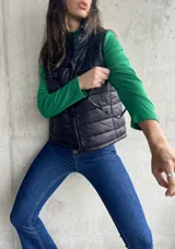 Remera de cuello alto color verde esmeralda, de mangas largas y corte ajustado.