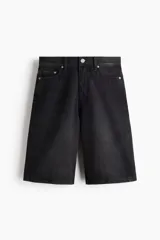Bermuda de cinco bolsillos en denim de algodón rígido, con corte holgado tipo baggy, tiro caído y pierna amplia.