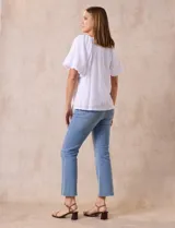 Blusa blanca de broderie con estampado, marca Harper, de manga corta amplia y forro interno a tono.