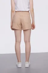 Short de jean de tiro alto, con corte recto y diseño liso en color azul clásico con costuras en contraste.