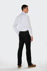 Pantalón clásico de gabardina de corte recto, con bolsillos traseros ojalados con botón y presillas para cinturón.