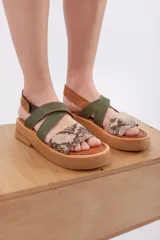 Sandalias de plataforma corrida con tiras cruzadas, una de cuero marrón, otra de cuero verde y otra con estampado animal print.