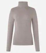 Suéter de punto color borgoña, con cuello alto estructurado y mangas largas.