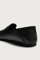 Mocasín de piel negra para hombre, con detalle de antifaz en el empeine, costuras visibles, horma cuadrada y suela ultrafina.