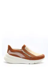 Zapatilla deportiva color marrón y beige con cierre lateral.