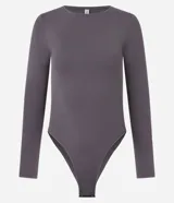 Body básico de poliamida y elastano color borgoña, con cuello redondo y mangas largas.