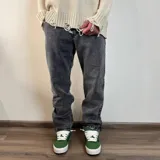 Pantalón de jean celeste de corte amplio, estilo baggy.