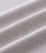 Suéter de corte regular, cuello redondo y manga larga, confeccionado en tejido de viscosa con textura suave y caída ligera.