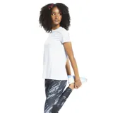 Remera deportiva Reebok de mujer, color blanco, de corte clásico y mangas cortas.