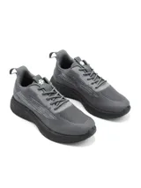 Zapatillas deportivas negras de malla con suela gruesa.