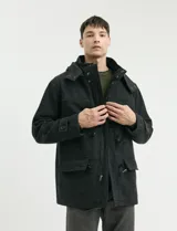 Sweater de punto con escote redondo y manga larga, confeccionado en tejido acrílico de textura suave.