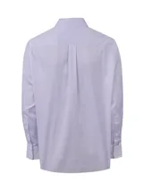 Camisa de manga larga para hombre, marca RKF, modelo Cityscape con calce Regular Fit. Presenta un diseño a rayas finas en tonos rosado y azul, con cuello italiano, cierre frontal de botones blancos y el logo bordado al tono en el pecho.