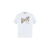 Remera A Bathing Ape de manga corta, color blanco, con cuello redondo y estampa frontal con diseño de llamas y estampado animal print.