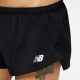 Short de running negro con logo de New Balance estampado en blanco.