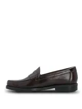 Mocasines de cuero color bordó, con diseño tipo penny loafer y suela de goma con tecnología BOUNCE de dos densidades para mayor comodidad.