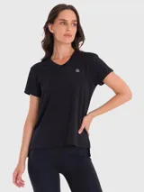 Remera deportiva de manga corta y cuello en V, confeccionada en tejido técnico de secado rápido con calce regular.