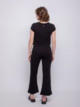 Pantalón negro de tejido de punto acanalado, de corte ancho y tiro alto con elástico en la cintura.