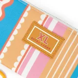Billetera con cierre, color naranja con diseño de rayas horizontales en tonos celeste, rosa y blanco. Tiene un bolsillo interno con cierre y 13 compartimentos.