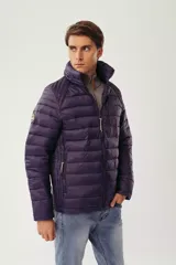 Campera puffer de diseño acolchado en color azul oscuro, con cuello elevado, cierre frontal completo y bolsillos laterales con cierre. Incluye un bolsillo adicional en el pecho y capucha oculta.