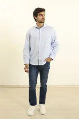 Camisa celeste de manga larga, cuello italiano y corte clásico. Confeccionada en algodón premium.