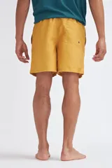 Short de baño color ocre con cordón ajustable en la cintura.
