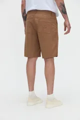 Bermuda de gabardina en color verde militar, con bolsillos laterales, cortes verticales en el frente y bolsillos traseros cuadrados.