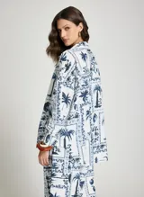 Camisa de manga larga con estampado azul y blanco de inspiración tropical y pañuelo, cuello clásico y ajuste holgado.
