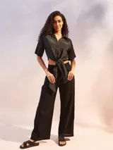 Camisa corta con estampado de cebra en blanco y negro, cuello camisero, escote en V y nudo frontal.