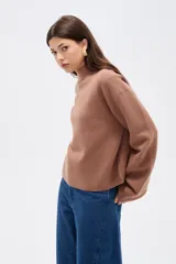 Sweater de viscosa color marrón, con cuello alto, diseño holgado y costura central vertical visible.