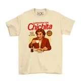 Remera color crema de algodón con estampa frontal de estilo retro que presenta al personaje Chichita en un set de televisión, con el texto 'Almorzando con Chichita'.