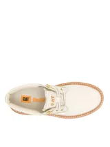 Botas Caterpillar modelo Colorado Max Chukka, color gris claro, con suela chunky de goma marrón con plataforma y tacos marcados. Presenta cordones al tono, ojales metálicos dorados y el logo de la marca estampado en el lateral y la lengüeta.