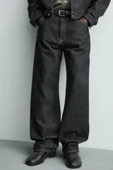 Pantalón jeans de corte recto y ajuste holgado, confeccionado en denim de algodón rígido. Presenta diseño clásico de cinco bolsillos, cierre frontal con cremallera y botón, con un acabado de lavado claro.