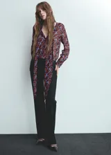 Camisa de manga larga con estampado abstracto en tonos borgoña y celeste. Tiene cuello redondo con lazo y cierre frontal con botones.
