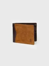 Billetera de cuero bicolor combinando marrón oscuro y gamuza tostada, con diseño plegable y detalle de logo grabado.