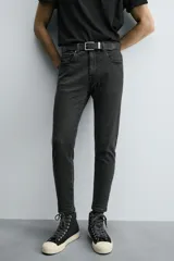 Jeans de hombre, corte skinny y largo cropped, color negro lavado. Presenta cinco bolsillos y cierre frontal con cremallera y botón.