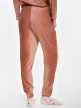 Pantalón de dormir tipo jogging confeccionado en plush acanalado de tacto suave. Presenta cintura elastizada con cordón ajustable, bolsillos laterales y puños elastizados en los tobillos.