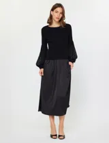 Conjunto de dos piezas compuesto por un vestido midi de satén con breteles finos y un buzo de punto acanalado con mangas largas abullonadas de textura semitransparente.