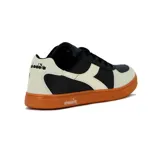 Championes Diadora Helio Lifestyle, color negro con detalles en beige y suela color naranja.